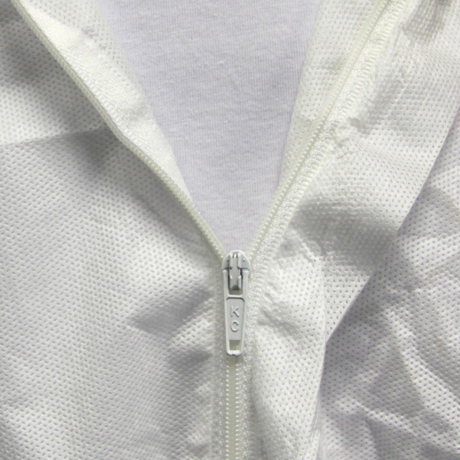 Воздухопроницаемый комбинезон для защиты от брызг и твёрдых частиц Kimberly-Clark KleenGuard A25+, белый, коробка 25 шт.